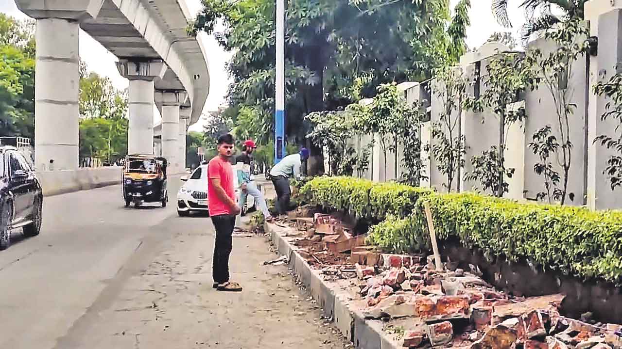ట్రైనీ ఐఏఎస్ పూజా ఖేద్కర్ ఇంటిపైకి బుల్డోజర్