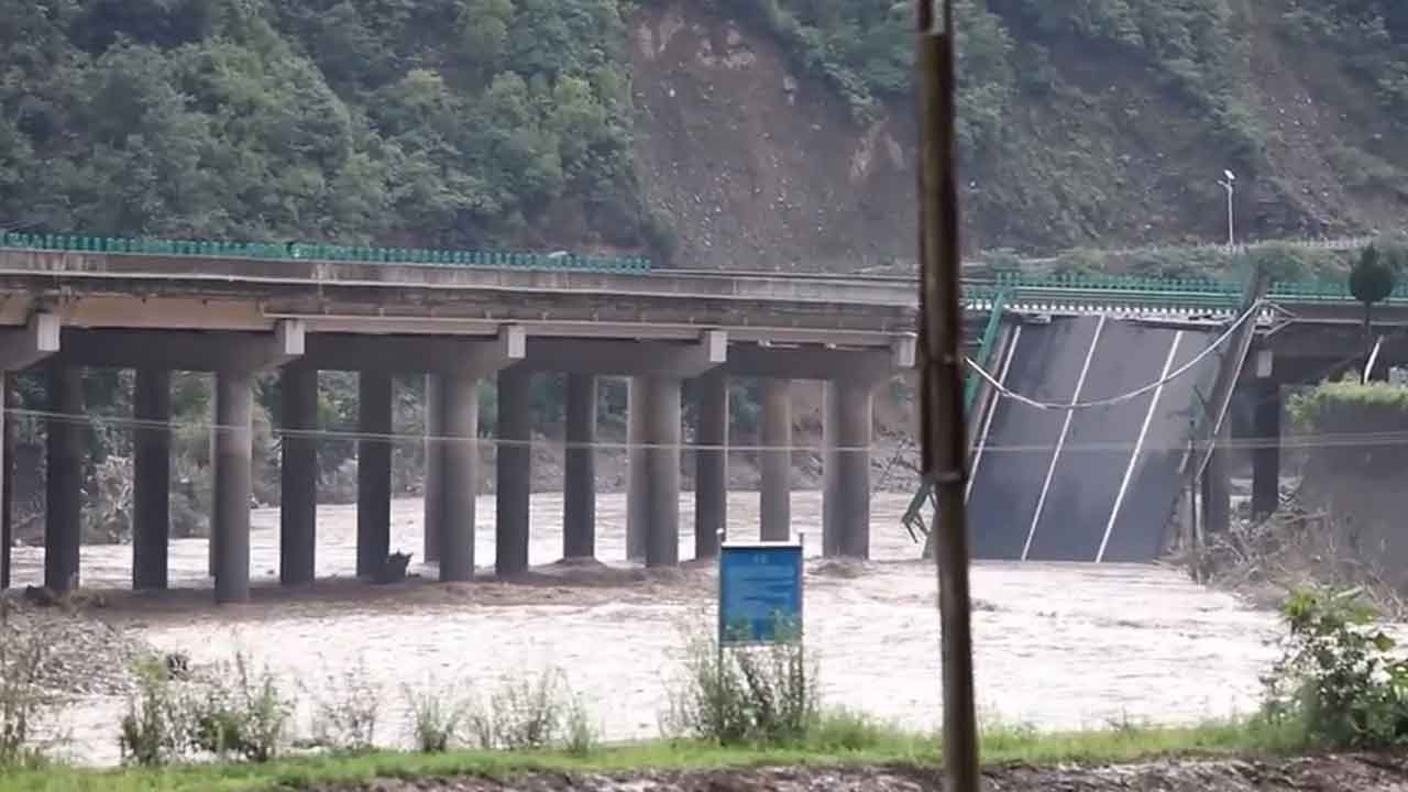 చైనాలో కూలిన వంతెన