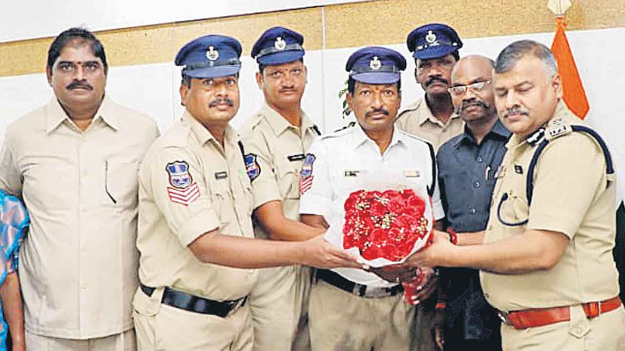 పోలీస్‌ ఆరోగ్య భద్రత బకాయిలు ఇప్పించండి