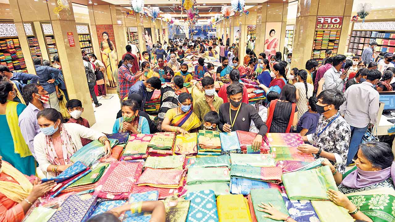 ఆషాఢం.. ఆఫర్లకు ఆహ్వానం