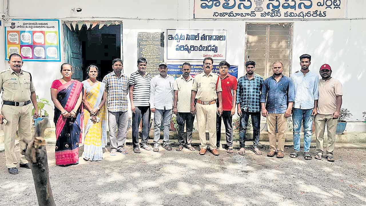 ఎక్కడికక్కడ నిరుద్యోగుల కట్టడి