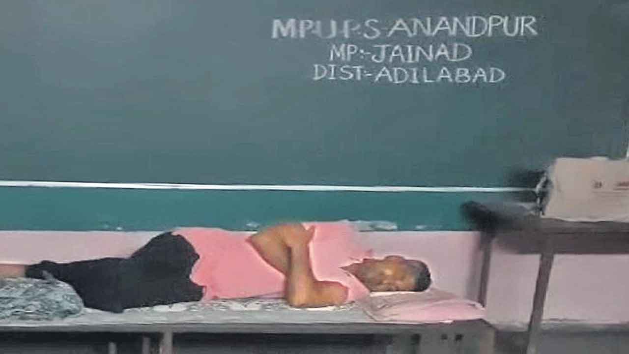 బడిలో దెయ్యం ఉందని ప్రచారం.. అమావాస్య రోజు ఒంటరిగా స్కూల్లోనే పడుకున్న టీచర్‌