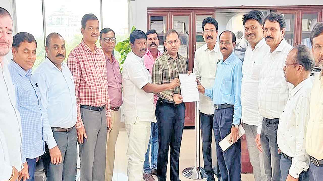 హైదరాబాద్‌ పాతబస్తీ పవర్‌ అదానీకి ఎట్లిస్తరు? : తెలంగాణ పవర్‌ జేఏసీ