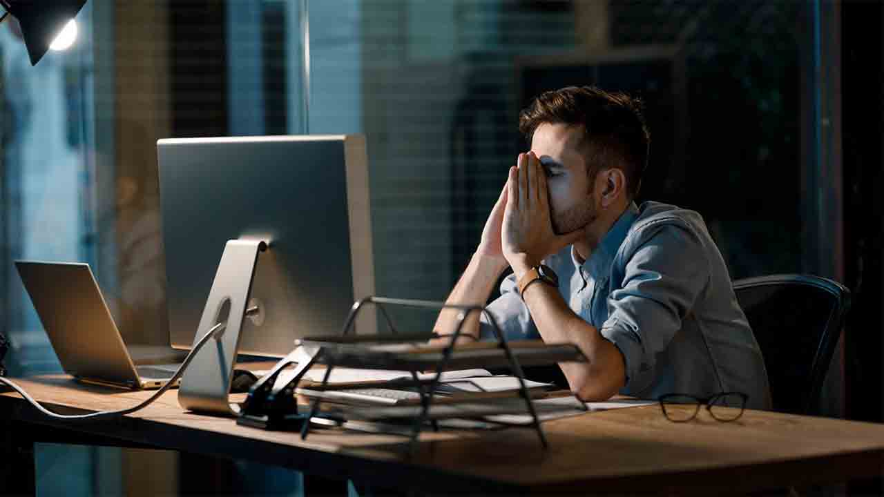 70 Hour Work Week | ఎక్కువ పనిగంటలా.. మరణాన్ని ఆహ్వానించడమే : ప్రముఖ న్యూరాలజిస్ట్‌