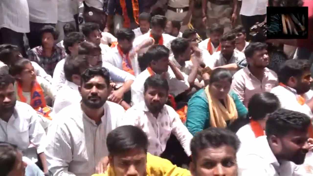 ABVP protest | నిరుద్యోగ సమస్యపై ప్రభుత్వ నిర్లక్ష్యం.. టీఎస్‌పీఎస్‌సీ ఆఫీస్‌ ముందు ఏబీవీపీ నిరసన.. Video