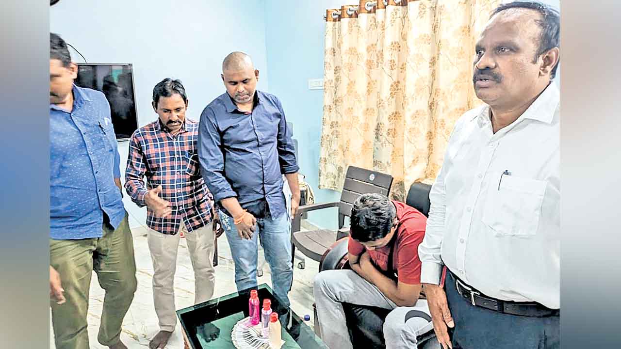 ఏసీబీకి చిక్కిన ముగ్గురు అధికారులు