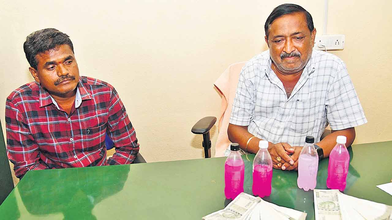 బిల్లు మంజూరుకు 15 లక్షల లంచం