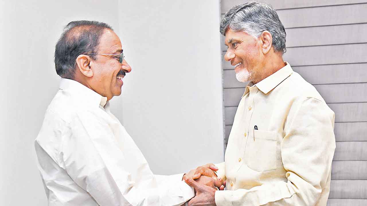ఏపీ సీఎం చంద్రబాబును కలిసిన మంత్రి తుమ్మల