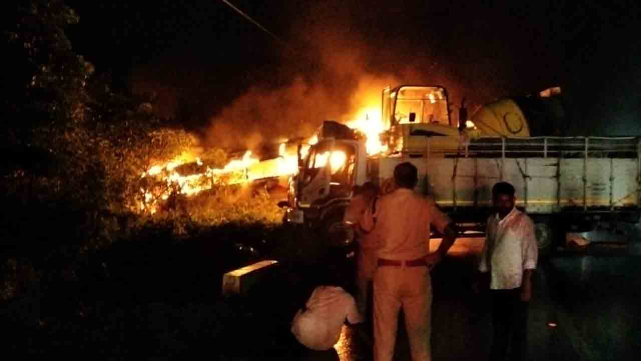 Road Accident | ఏపీఎస్‌ ఆర్టీసీ బస్సును ఢీకొట్టిన డీసీఎం.. మంటలంటుకుని బస్సు దగ్ధం