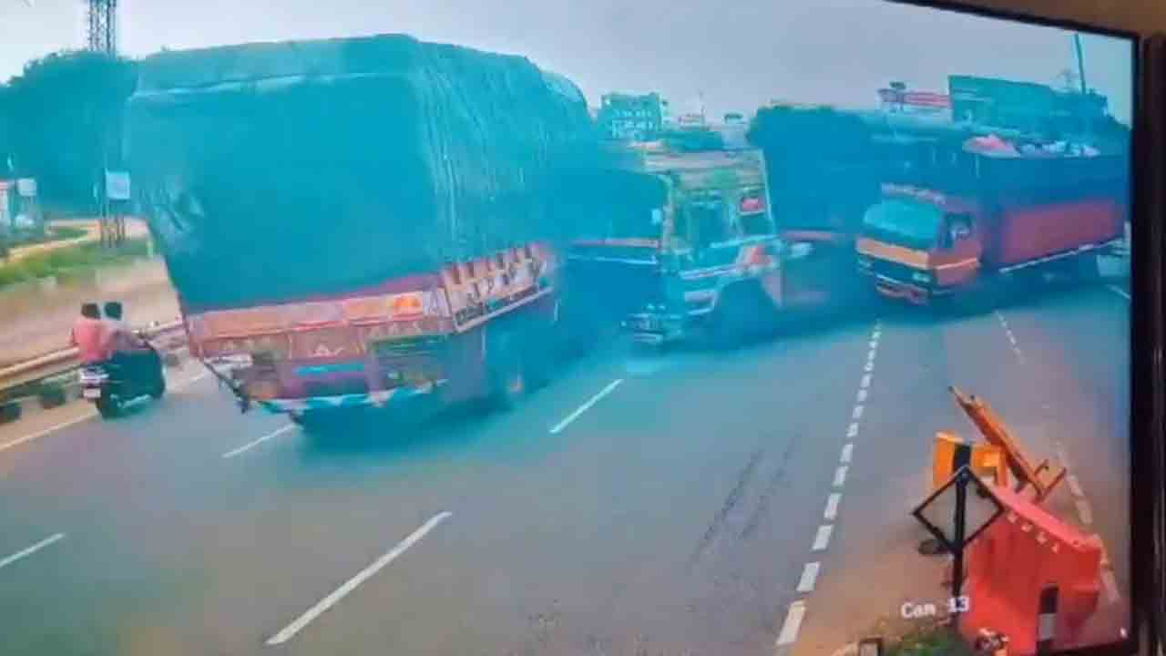 Viral Video | కొత్తూరు వై జంక్షన్‌లో డీసీఎం.. రెండు లారీలు ఢీ.. బైకర్‌ మృతి.. వీడియో