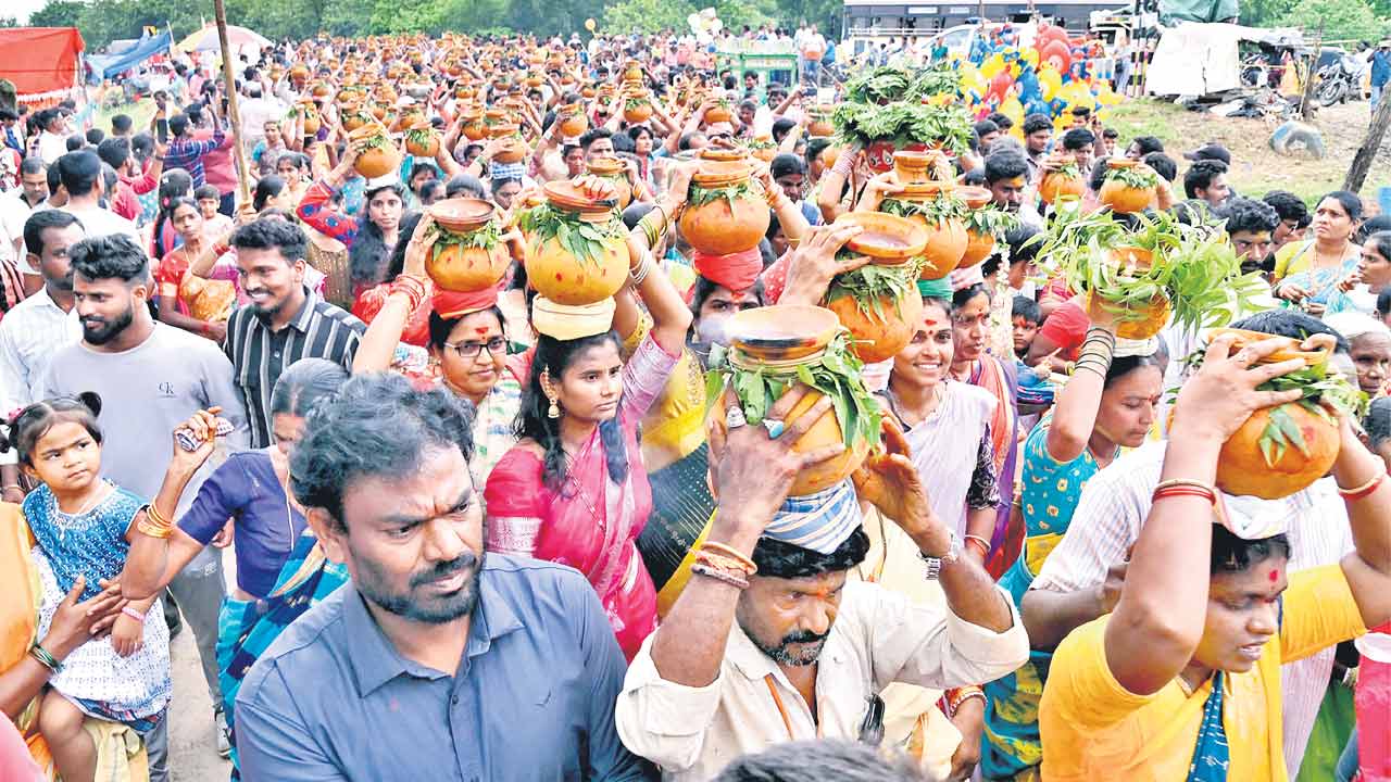 వైభవంగా గాంధారి జాతర