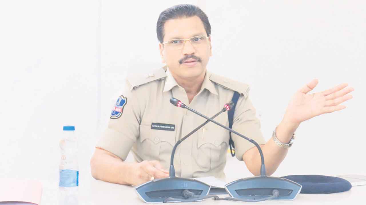 నేరాల నియంత్రణలో సిబ్బంది పాత్ర కీలకం