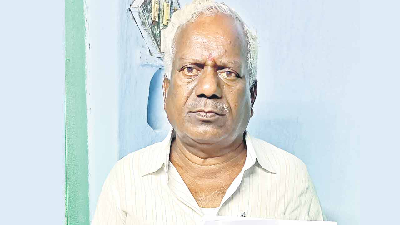 భూ అక్రమార్కులకు అండదండలు