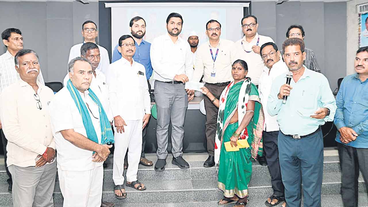 అర్హులందరికీ రెండో విడుత రుణమాఫీ