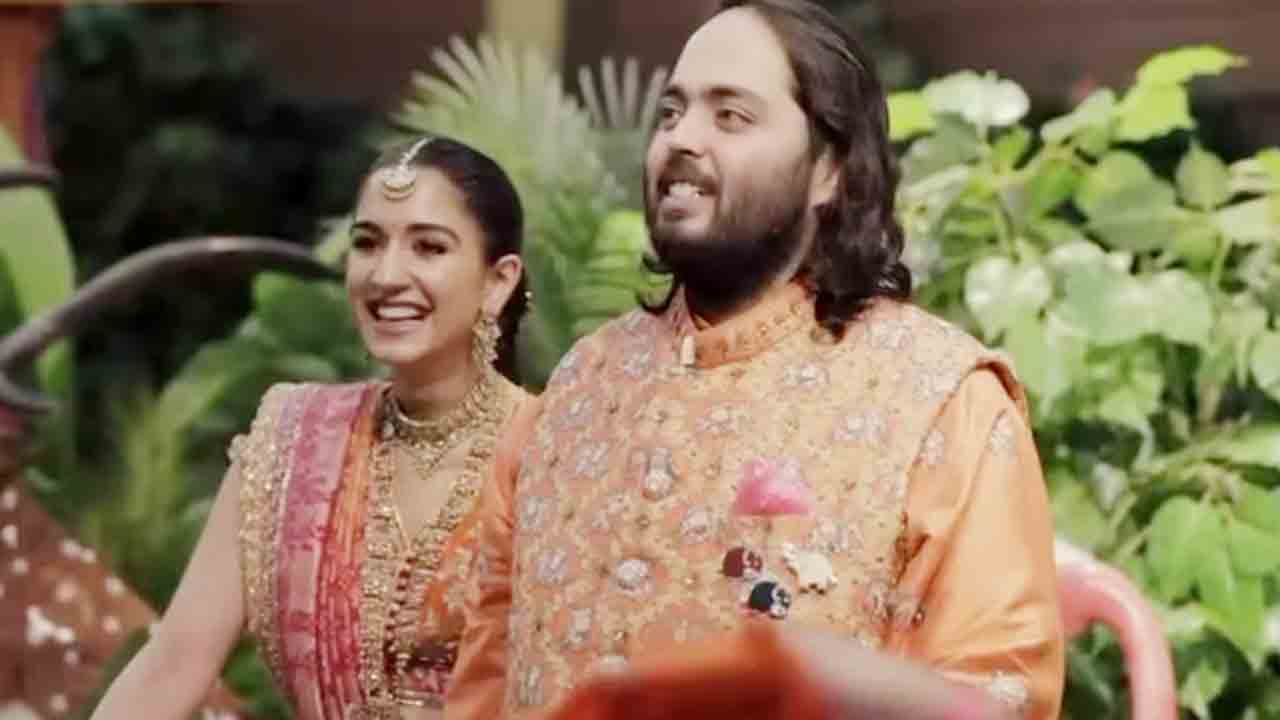 Anant Weds Radhika | అంబానీ ఇంట సంప్రదాయ మామేరు వేడుక.. మెరిసిపోయిన పెళ్లికూతురు.. వీడియోలు