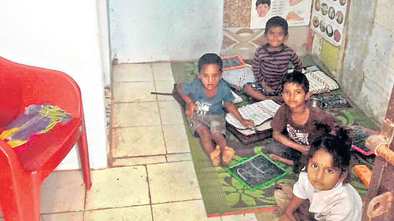 Anganwadi Center | మరుగుదొడ్డిలో అంగన్‌వాడీ కేంద్రం.. సీఎం ప్రాతినిధ్యం వహిస్తున్న జిల్లాలో దారుణం