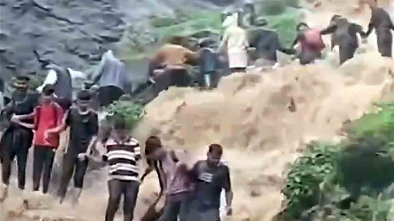 Waterfall | అంజనేరి జలపాతం వద్ద చిక్కుకుపోయిన పర్యాటకులు.. ఎలా బయటపడ్డారో చూడండి.. వీడియో వైరల్‌