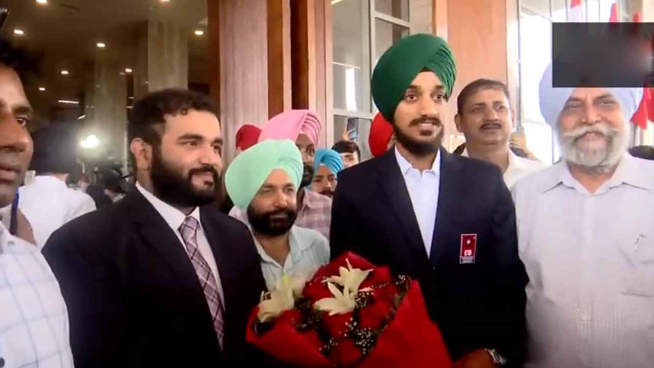 Arshadeep Singh | చండీగఢ్‌ యూనివర్సిటీకి అర్షదీప్.. ఘన స్వాగతం పలికిన విద్యార్థులు.. Video