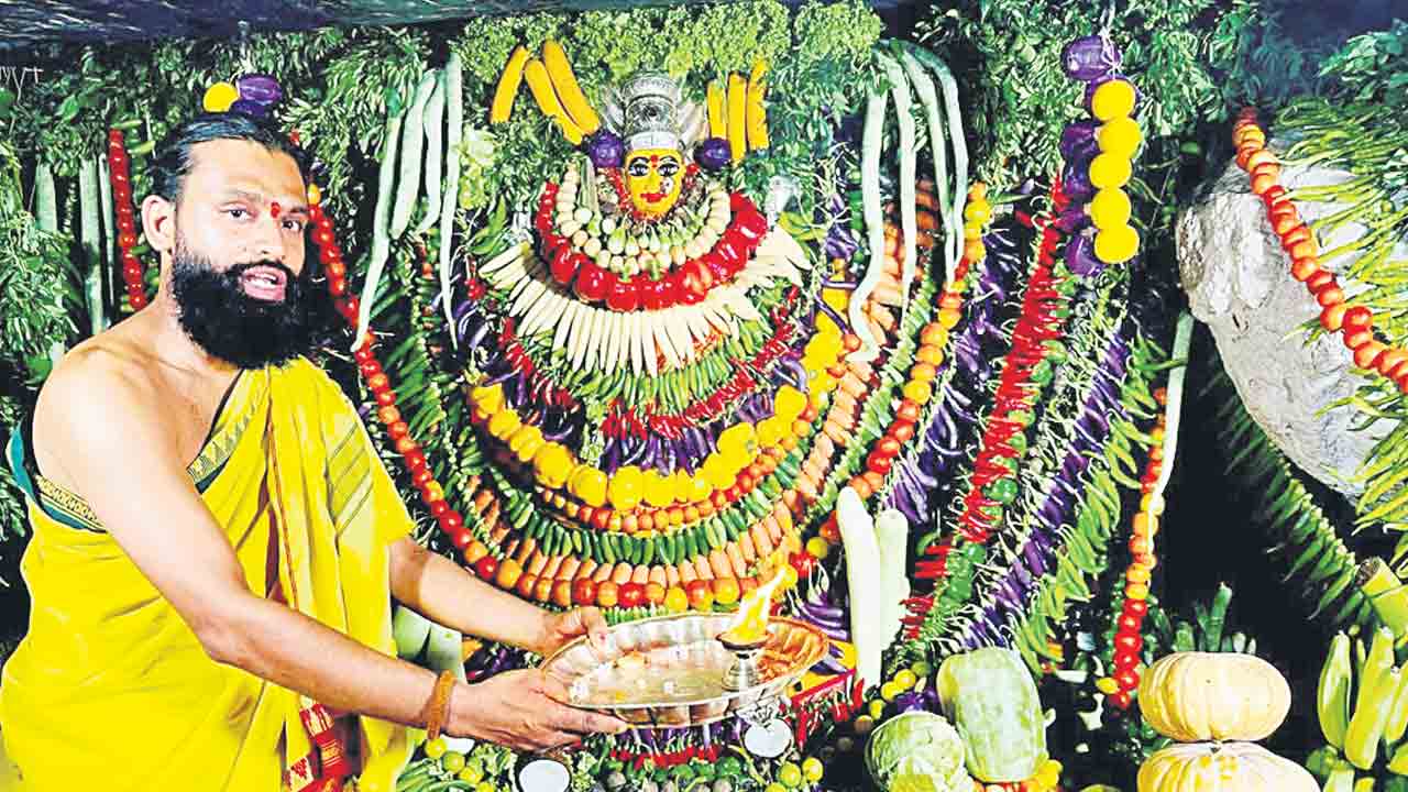 శాకాంబరిగా ఏడుపాయల దుర్గమ్మ