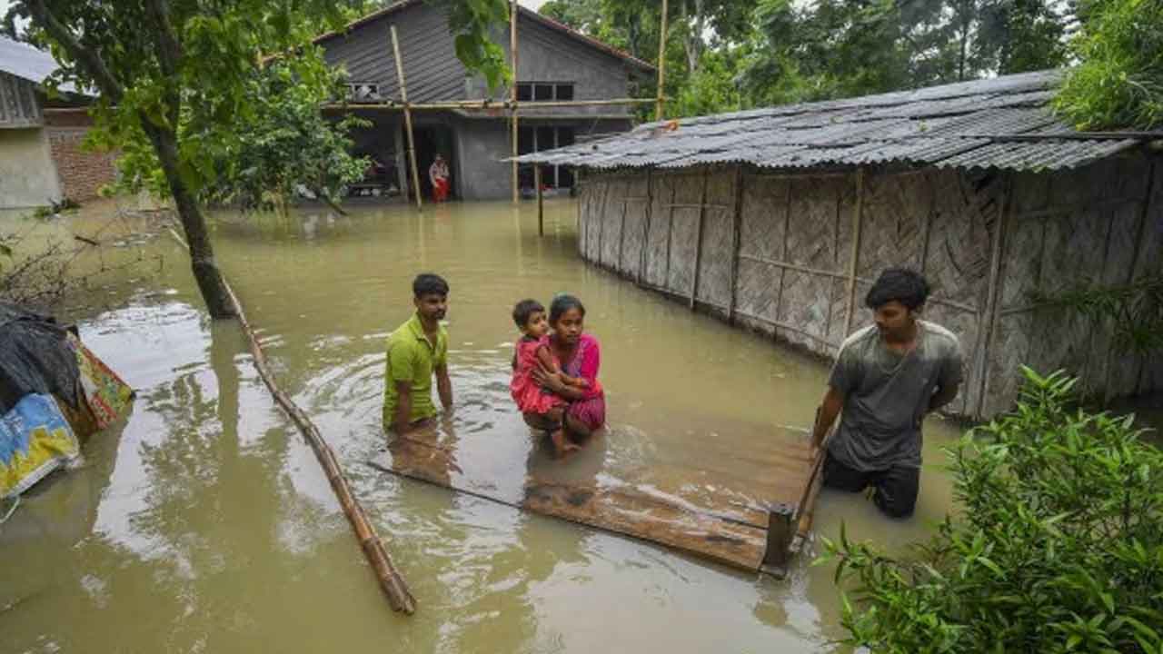 వరదలతో అస్సాం అతలాకుతలం