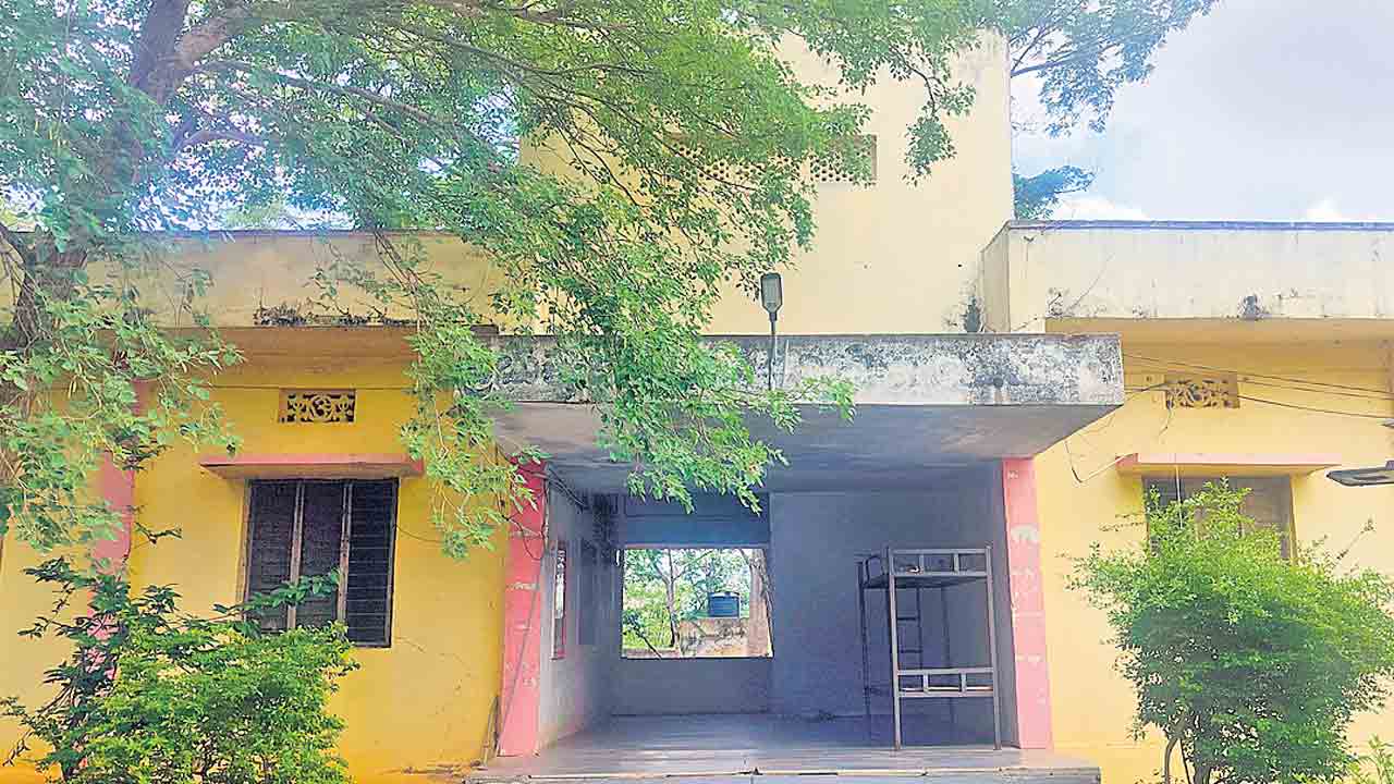 హాస్టళ్లను ఎత్తివేసే యోచనలో సర్కారు