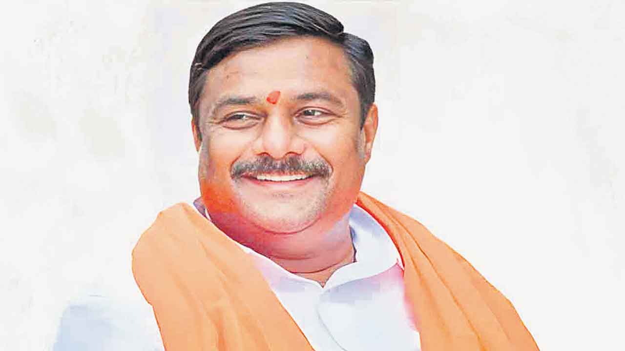 సీఎం బంధువులకే కాంట్రాక్టులు