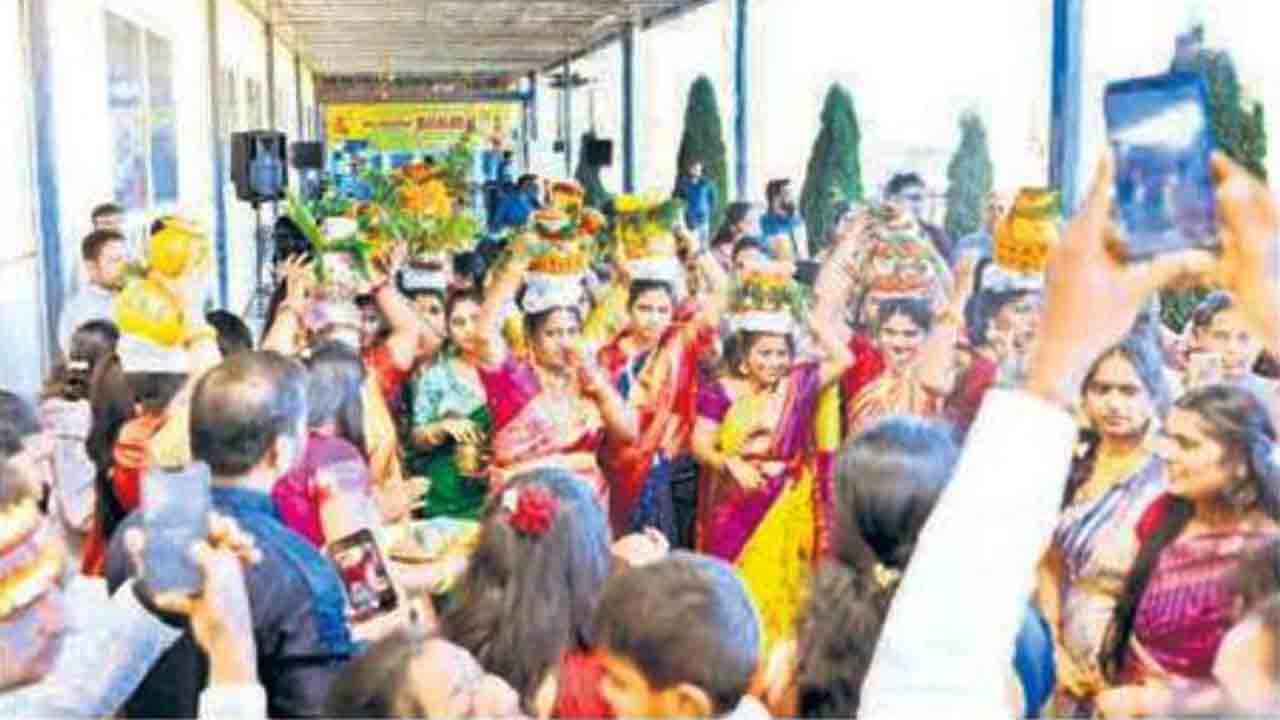 Melbourne-Bonalu | మెల్బోర్న్లో ఘనంగా తెలంగాణ బోనాలు..!