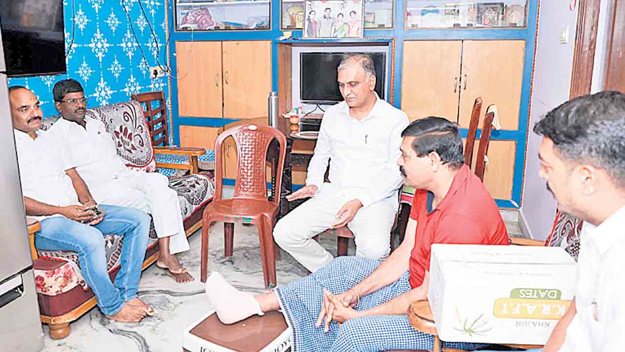 ఎమ్మెల్యే హరీశ్‌రావు పరామర్శ