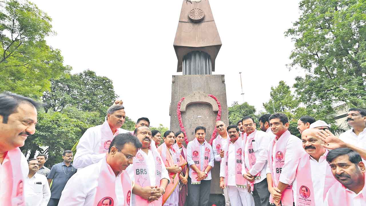 అమరులకు నివాళులర్పించి అసెంబ్లీకి..