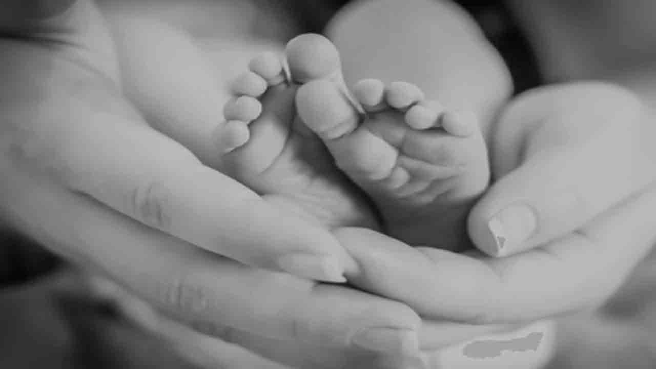 Girl Sold By Aunt | బాలికను అమ్మేసిన బంధువు.. రెండు నెలల బిడ్డతో పారిపోయి పోలీసులకు ఫిర్యాదు