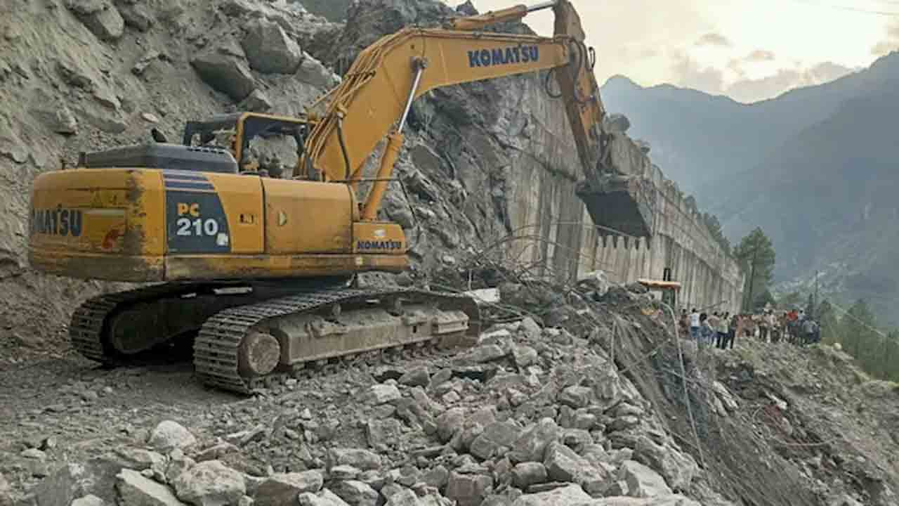 Badrinath Highway | బద్రీనాథ్‌ హైవే క్లోజ్‌.. చిక్కుకుపోయిన 2 వేల మంది యాత్రికులు