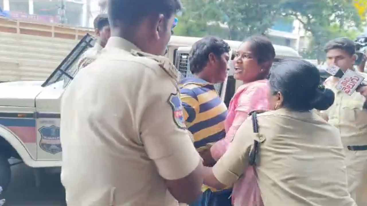 Barrelakka | టీజీఎస్‌పీఎస్‌సీ దగ్గర బర్రెలక్క ఆందోళన.. అరెస్ట్‌ చేసిన పోలీసులు.. Video