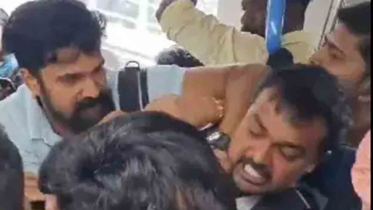 Bengaluru Metro | బెంగళూరు మెట్రోలో ఘర్షణ.. బాక్సింగ్ తరహాలో కొట్టుకున్న ప్రయాణికులు.. వీడియో