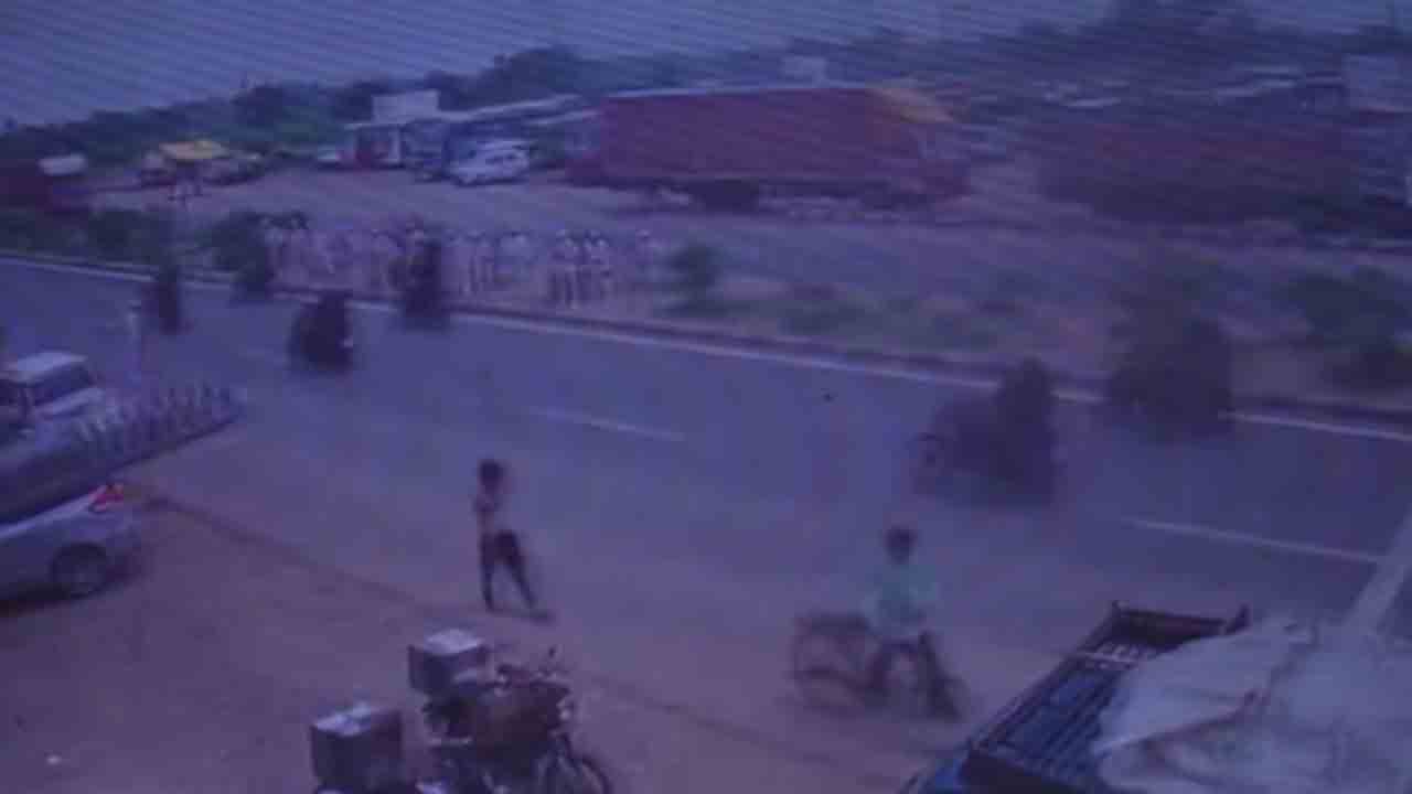 Hathras stampede | తొక్కిసలాట తర్వాత గ్రామాన్ని వీడిన భోలే బాబా కాన్వాయ్‌.. సీసీటీవీ వీడియో క్లిప్‌ వైరల్‌