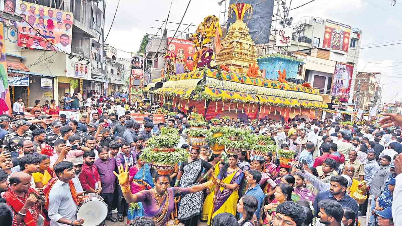 Lal Darwaza Bonalu | ఇంటిల్లిపాది సల్లంగా చూడు తల్లి.. భాగ్యనగరంలో వైభవంగా బోనాలు