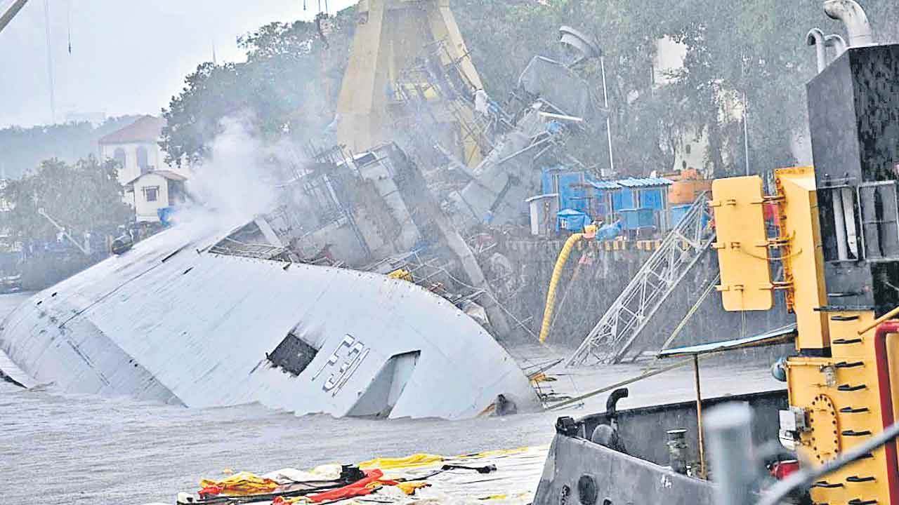 ఐఎన్‌ఎస్‌ బ్రహ్మపుత్రలో మంటలు