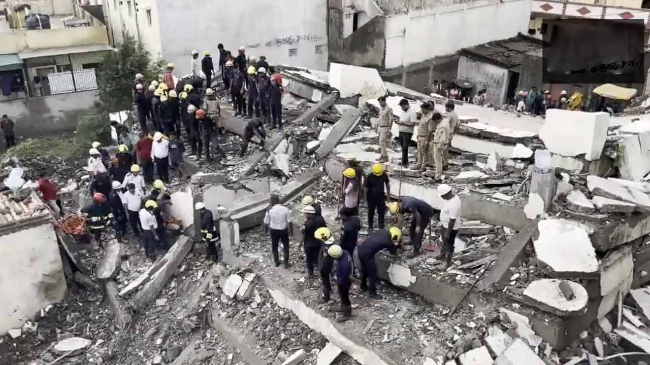 Building collapse | కుప్పకూలిన ఆరంతస్తుల భవనం.. శిథిలాల కింద చిక్కుకున్న పలువురు..!