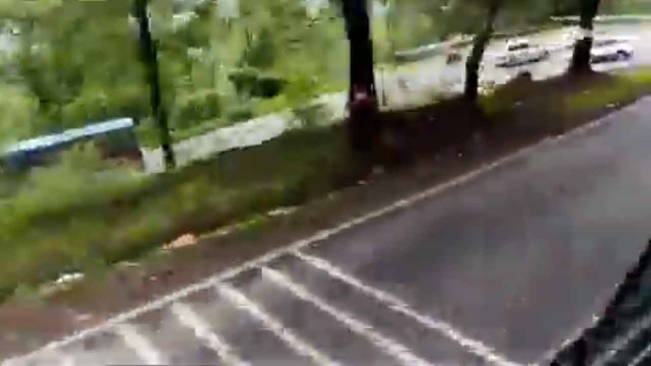 Bus accident | అదుపుతప్పి లోయలోకి దూసుకెళ్లిన బస్సు.. భయంతో ప్రయాణికుల ఆర్తనాదాలు.. Video