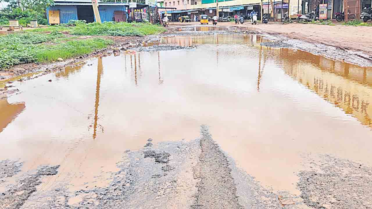 నిధులు మంజూరైనా జరగని నిర్మాణం