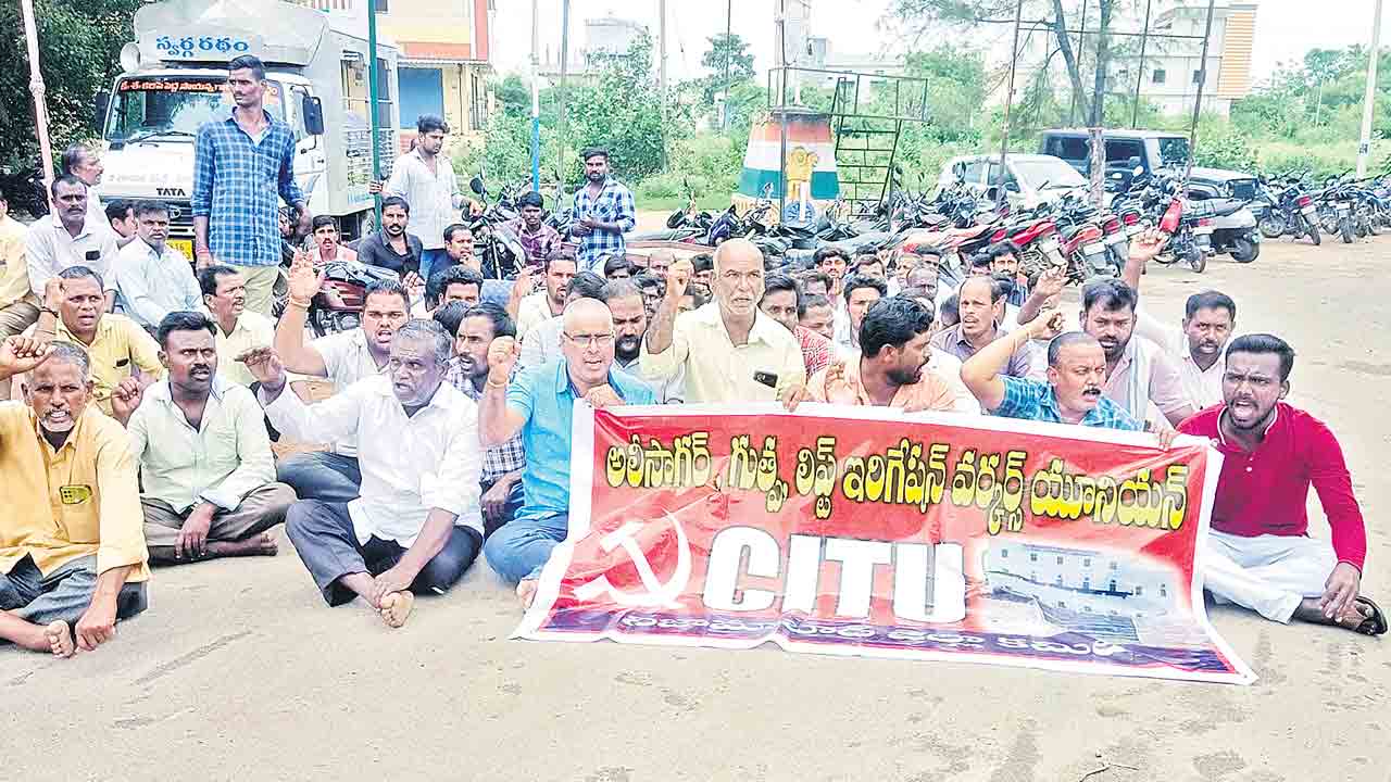 వేతన బకాయిలను వెంటనే చెల్లించాలి