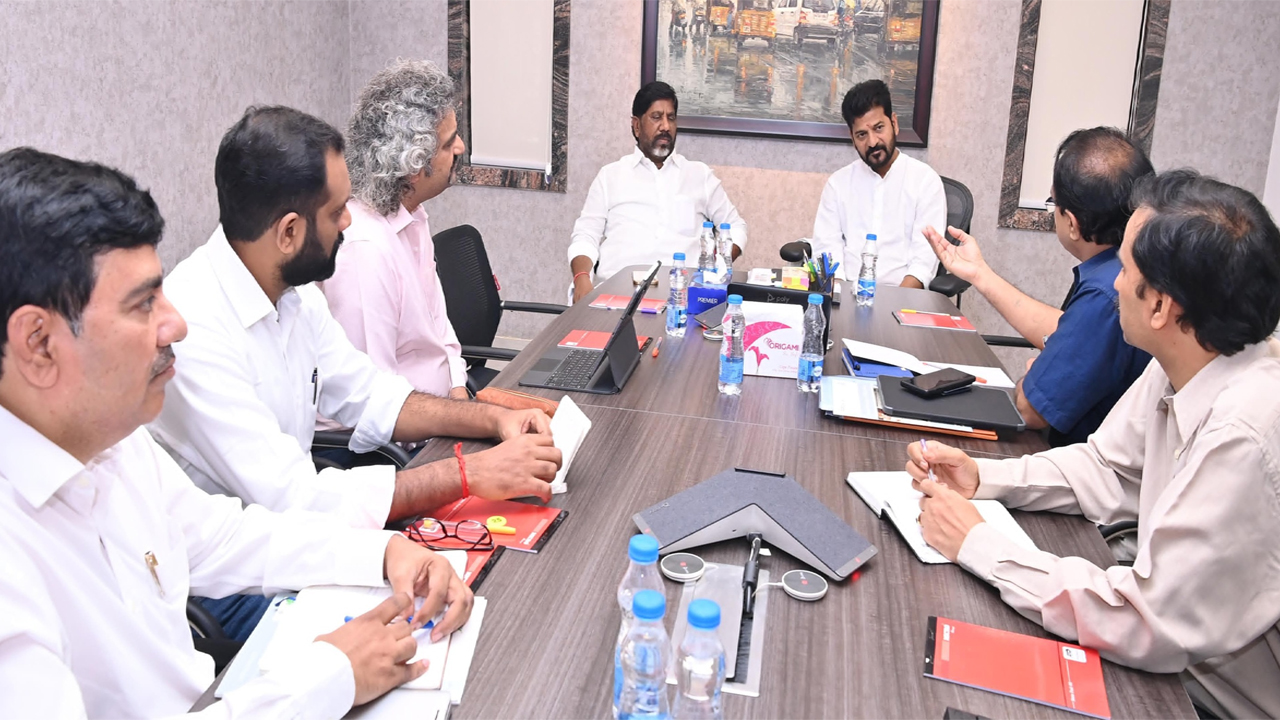 CM Revanth | ప్లే స్కూల్ తరహాలో.. 3వ తరగతి వరకు అంగన్వాడీల్లోనే విద్యా బోధన..! విద్యావేత్తలతో భేటీలో సీఎం రేవంత్..