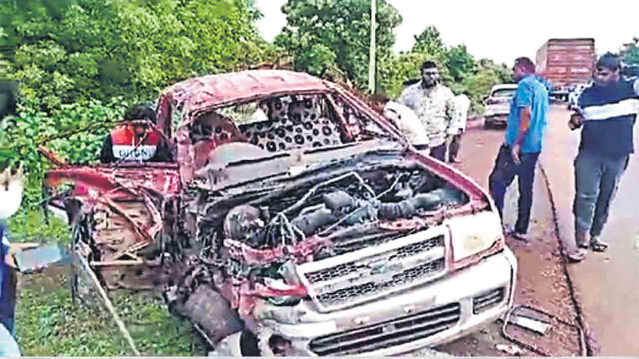 కారును ఢీకొట్టిన ట్రక్కు..ఇద్దరు మృతి