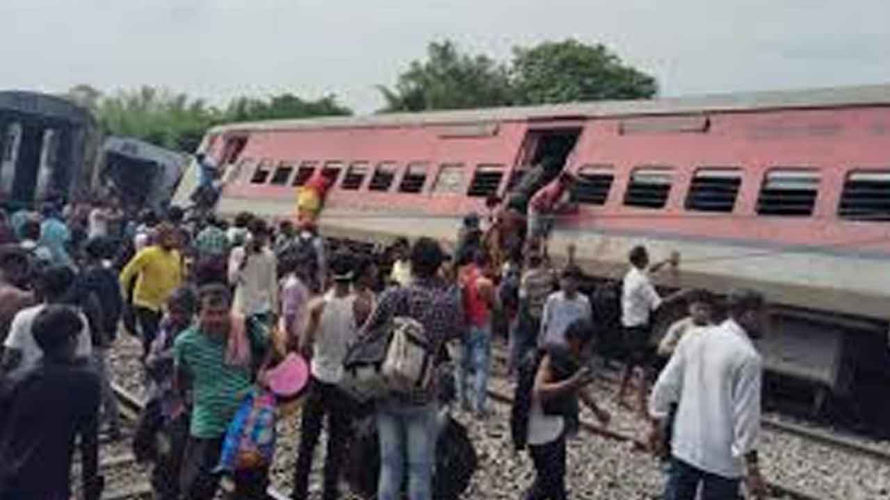 పట్టాలు తప్పిన చండీగఢ్‌-డిబ్రూగఢ్‌ ఎక్స్‌ప్రెస్‌