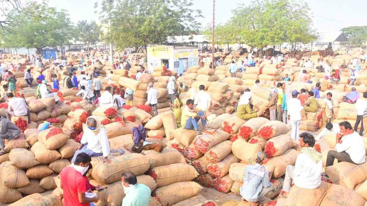 పెరగట్లే.. తగ్గట్లే!