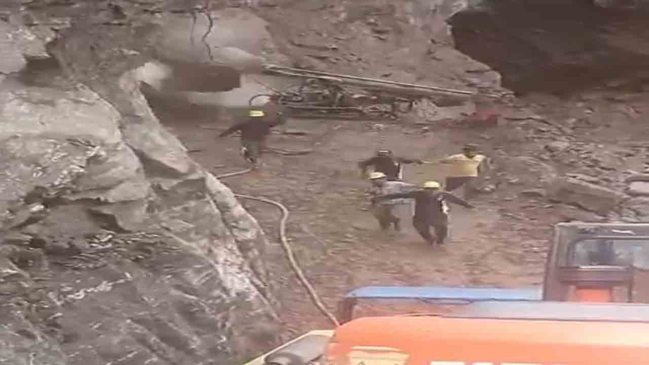 Watch: బద్రీనాథ్ హైవేను క్లియర్ చేస్తున్న కార్మికులు.. తృటిలో తప్పిన ముప్పు