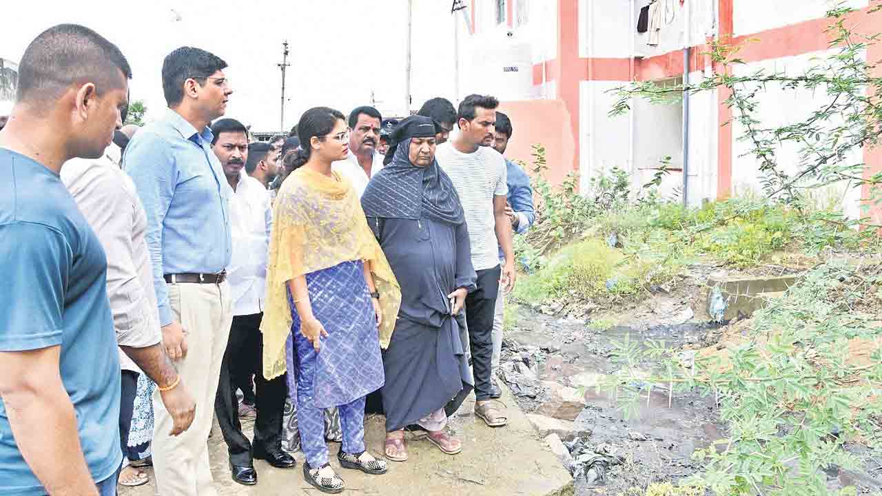 రోడ్లపై చెత్తవేస్తే జరిమానా విధించండి