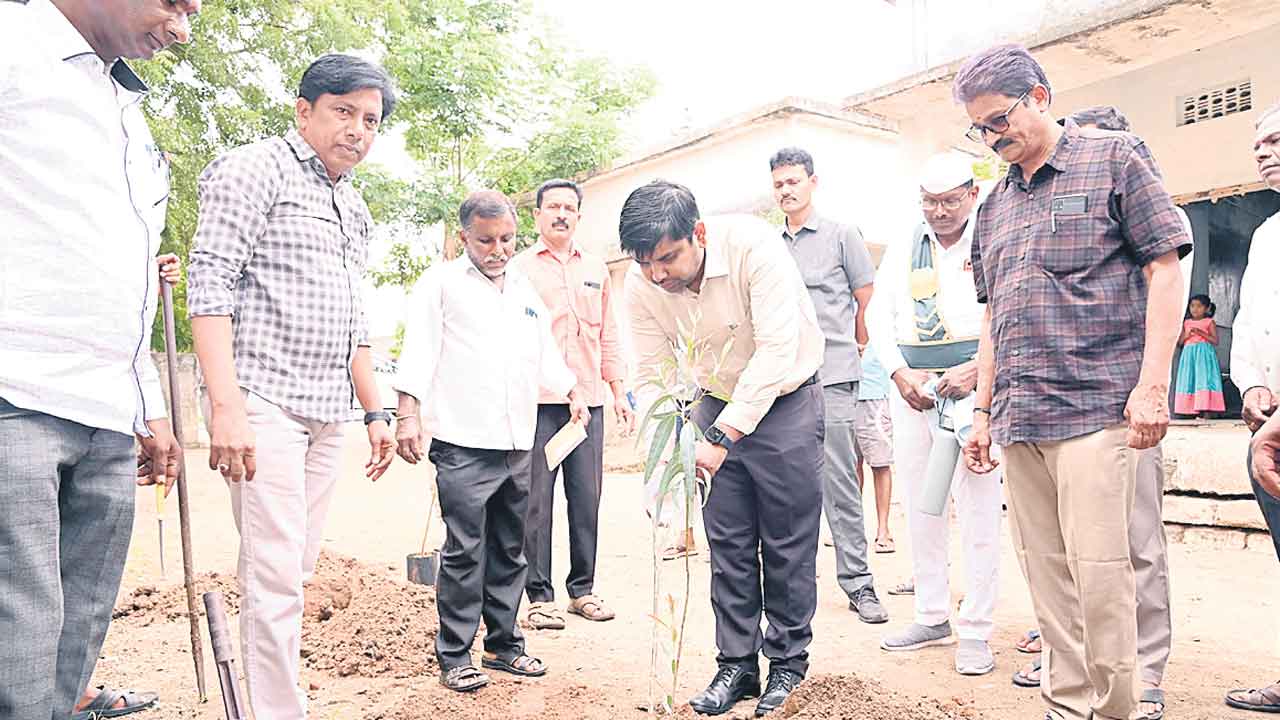 పిల్లలను పాఠశాలల్లో చేర్పించండి