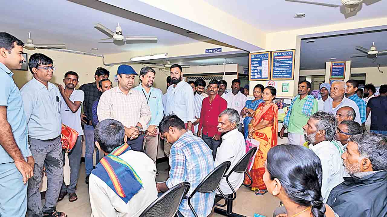 రైతుల సందేహాలు నివృత్తి చేయాలి