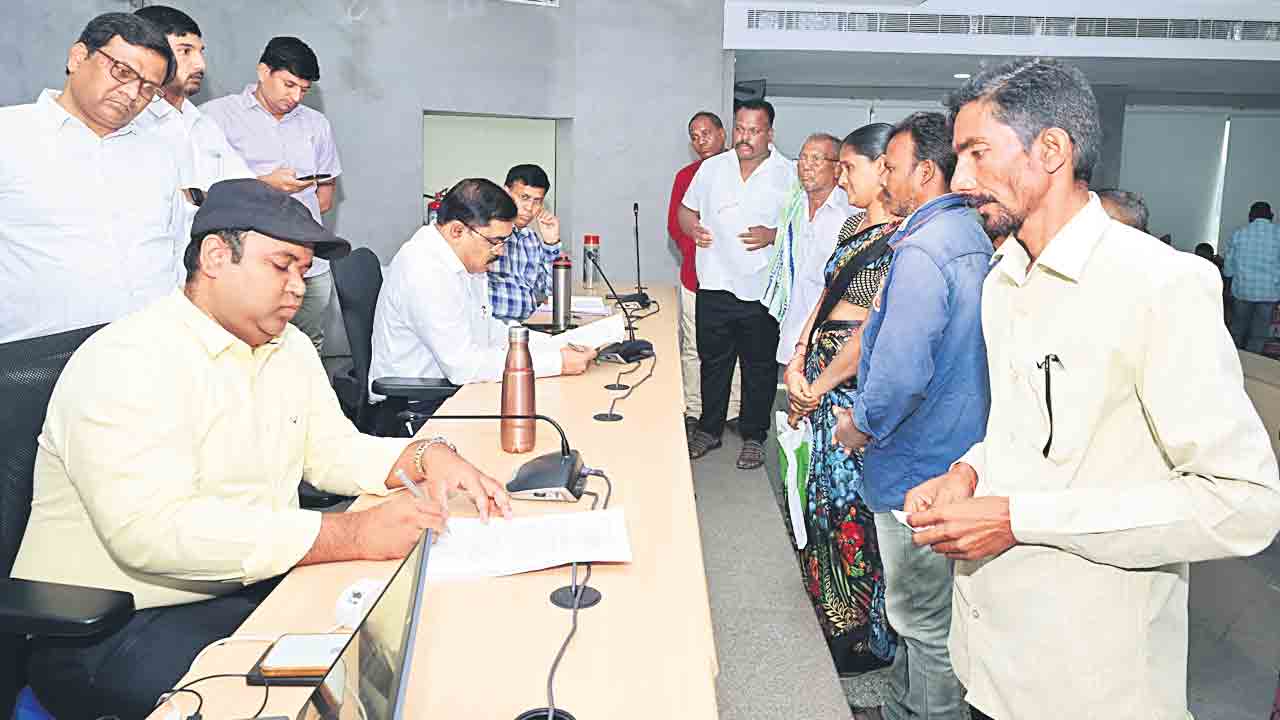 అర్జీలను సత్వరమే పరిషరించాలి