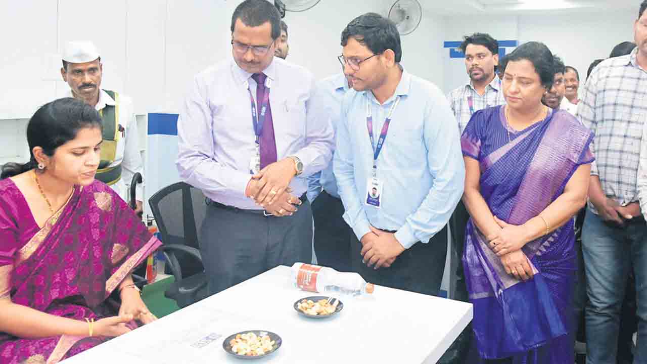 పంట రుణమాఫీ డబ్బులు జమచేయాలి